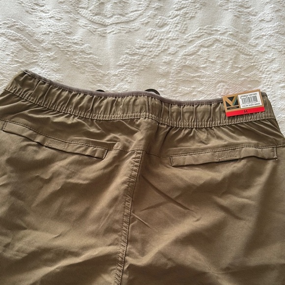 BNWT Casual Olive Green Shorts by Voyager - Picture 8 of 9